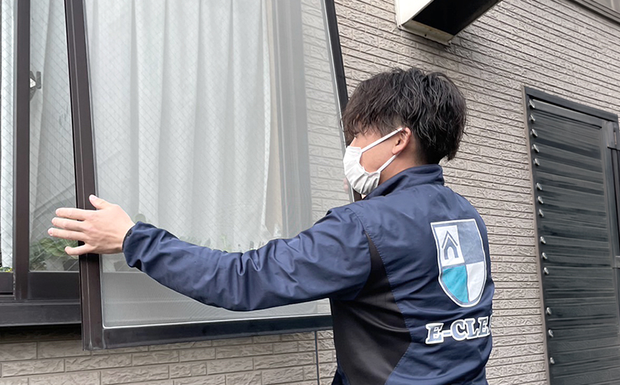 破れやたるみのある網戸をきれいに張替え。