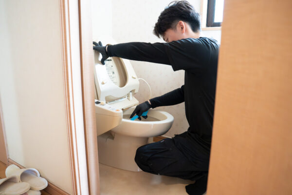 トイレクリーニング中　イークリーン株式会社の社員が清掃中