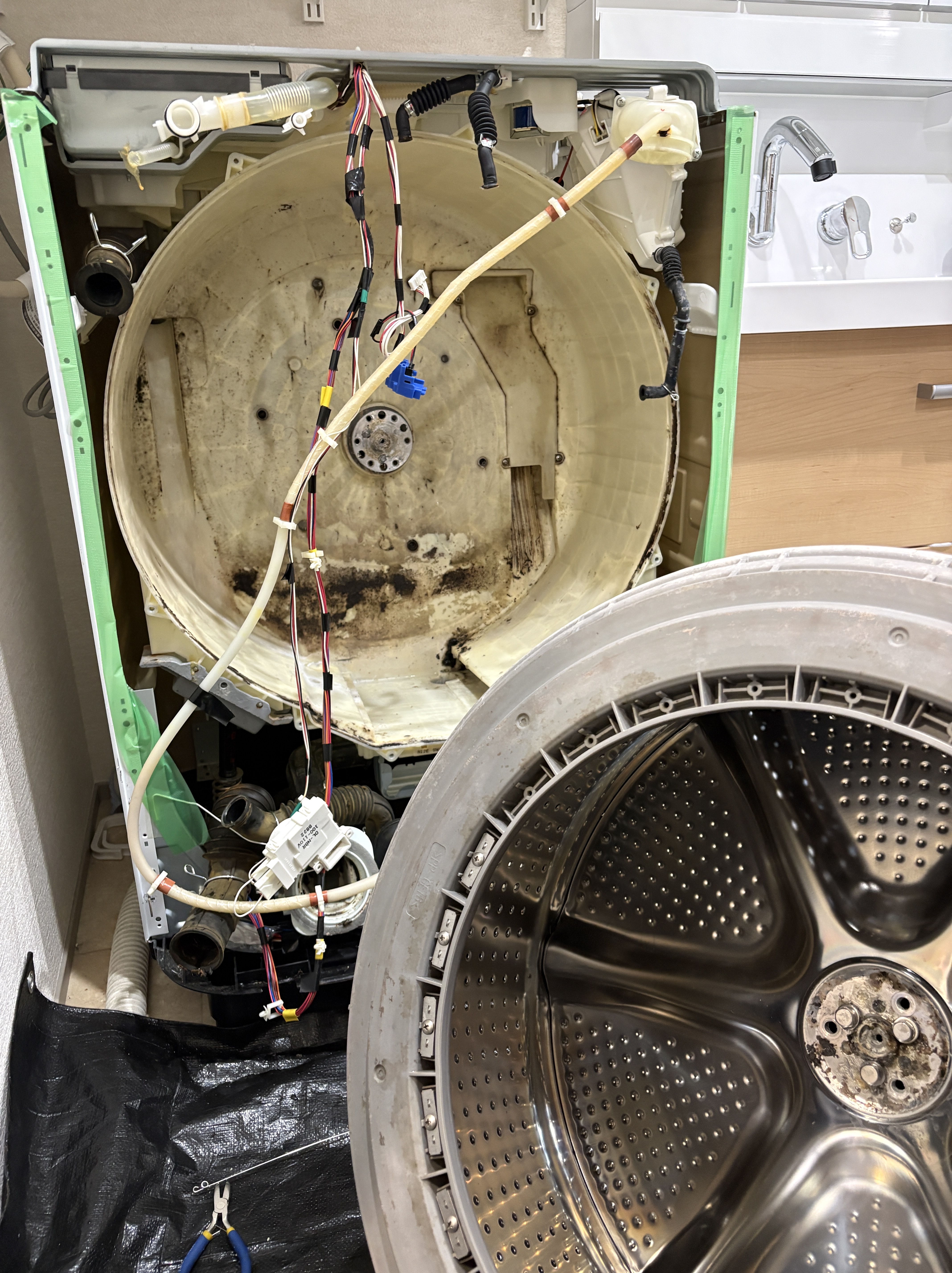 分解したドラム式洗濯機の内部。手入れでは届かない場所に汚れが溜まっている