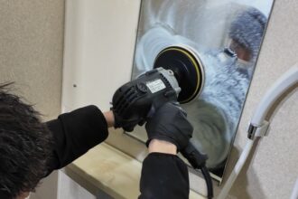 鏡研磨を研磨をイークリーン株式会社の社員が行っている